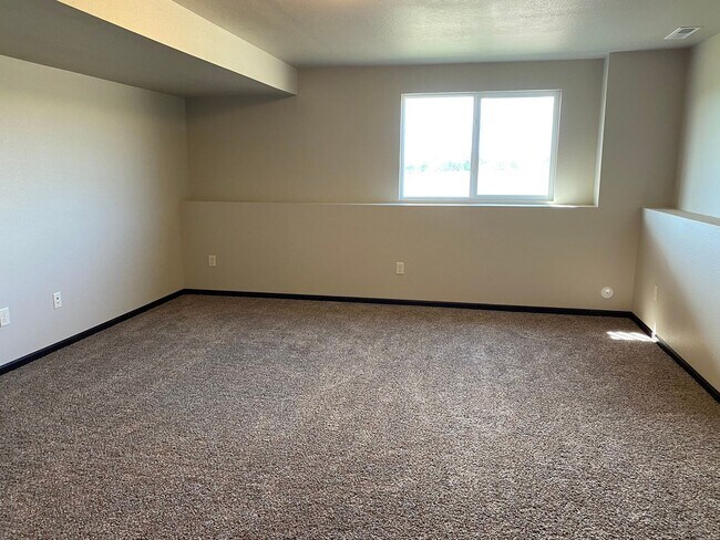 Building Photo - 4 BEDROOM | 2 BATH | DOUBLE GARAGE | RAPID...