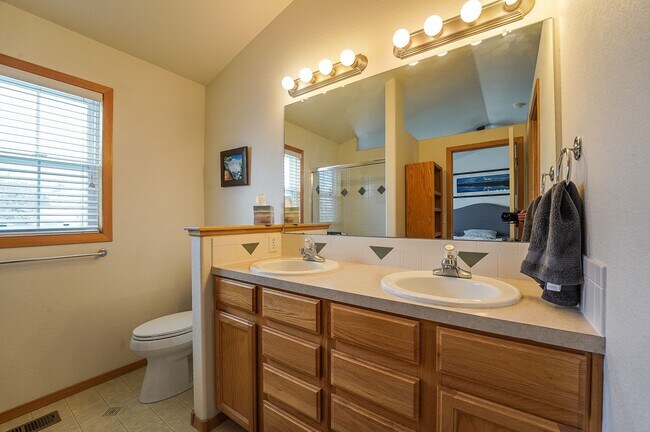 Building Photo - Spacious 3 bed, 2.5 bath Townhome in Ridgewood Hills!