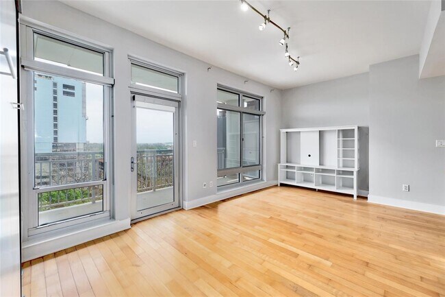 Building Photo - 603 Davis St