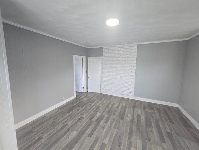 Building Photo - 351 Tecumseh St