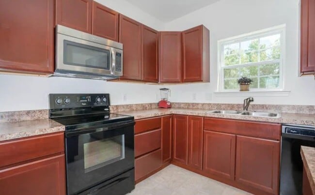 Building Photo - Spacious End-Unit Townhome for Rent in Mer...