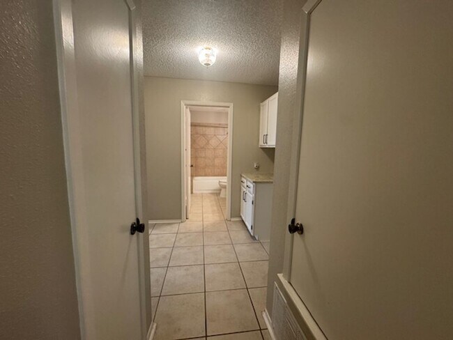 Building Photo - What a Gem! Spacious, Renovated 1-Story Ho...