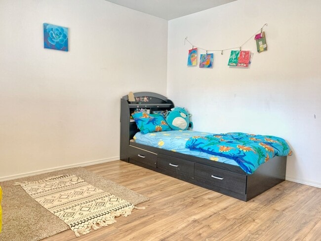 Building Photo - Remodeled Maple Woods Beauty