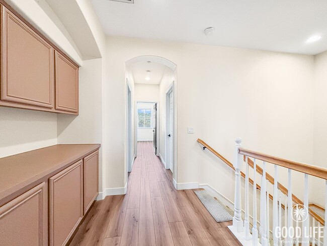 Building Photo - Stunning 3BD/2.5BA Townhouse in Eastlake W...