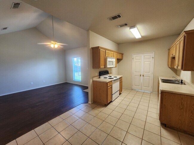 Building Photo - Charming 3 bedroom duplex in Weatherford