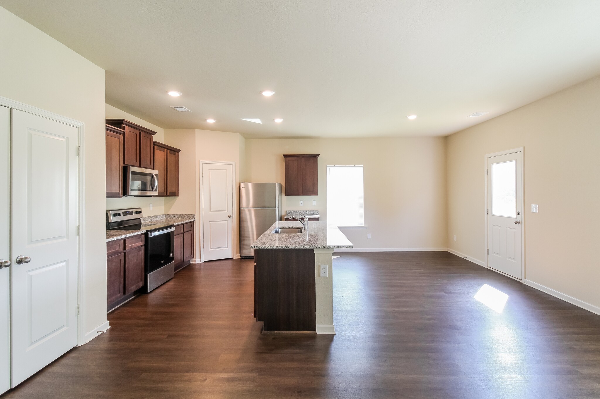 Building Photo - 728 Fitzroy Dr