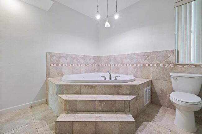 Building Photo - 113 W Gladys St