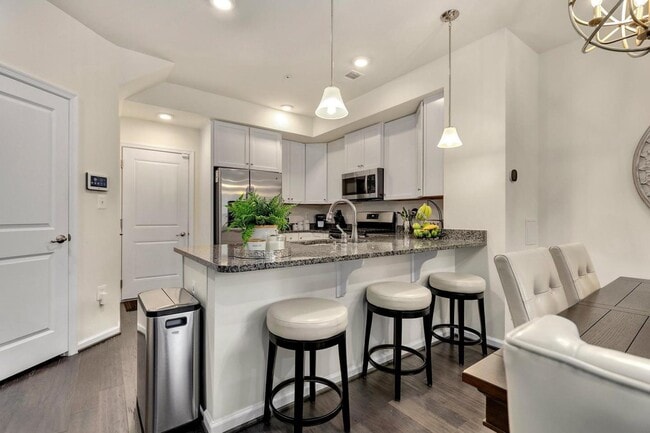 Building Photo - 10110 Dorsey Ln