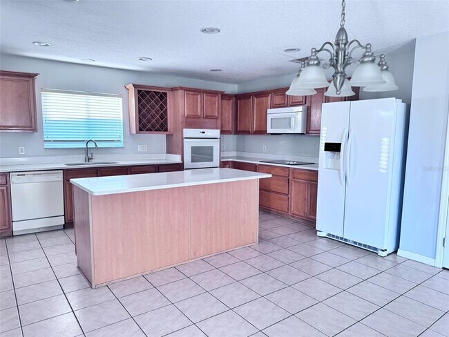 Building Photo - 664 Canna Dr