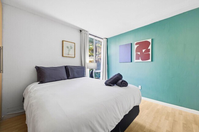 Building Photo - 6333 La Jolla Blvd