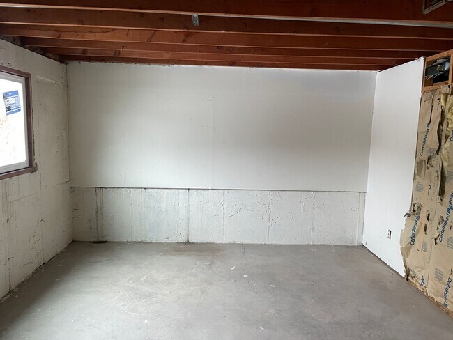 Building Photo - 3 bedroom, 1 bath unit. Newly Remodeled.