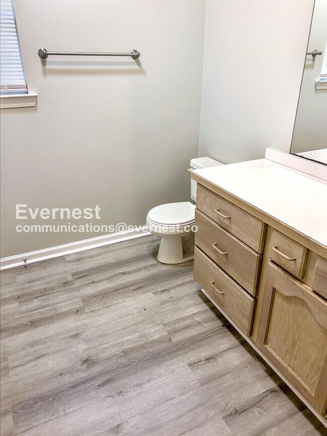 Building Photo - 3 Bed, 2 Bath Home with Garage / Pet-Friendly / Vouchers Accepted / Coming Soon!