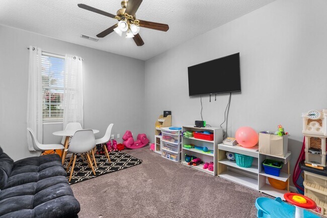 Building Photo - Luxurious 5-Bed, 2.5-Bath Home with Solar Panels in Newport News