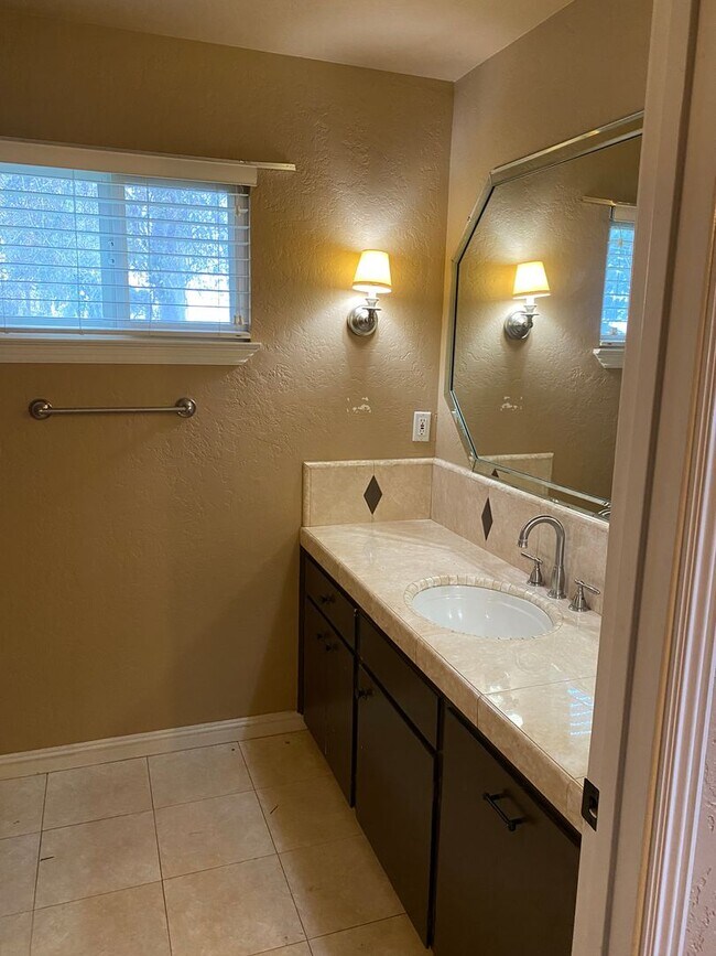 Building Photo - Country living and space!