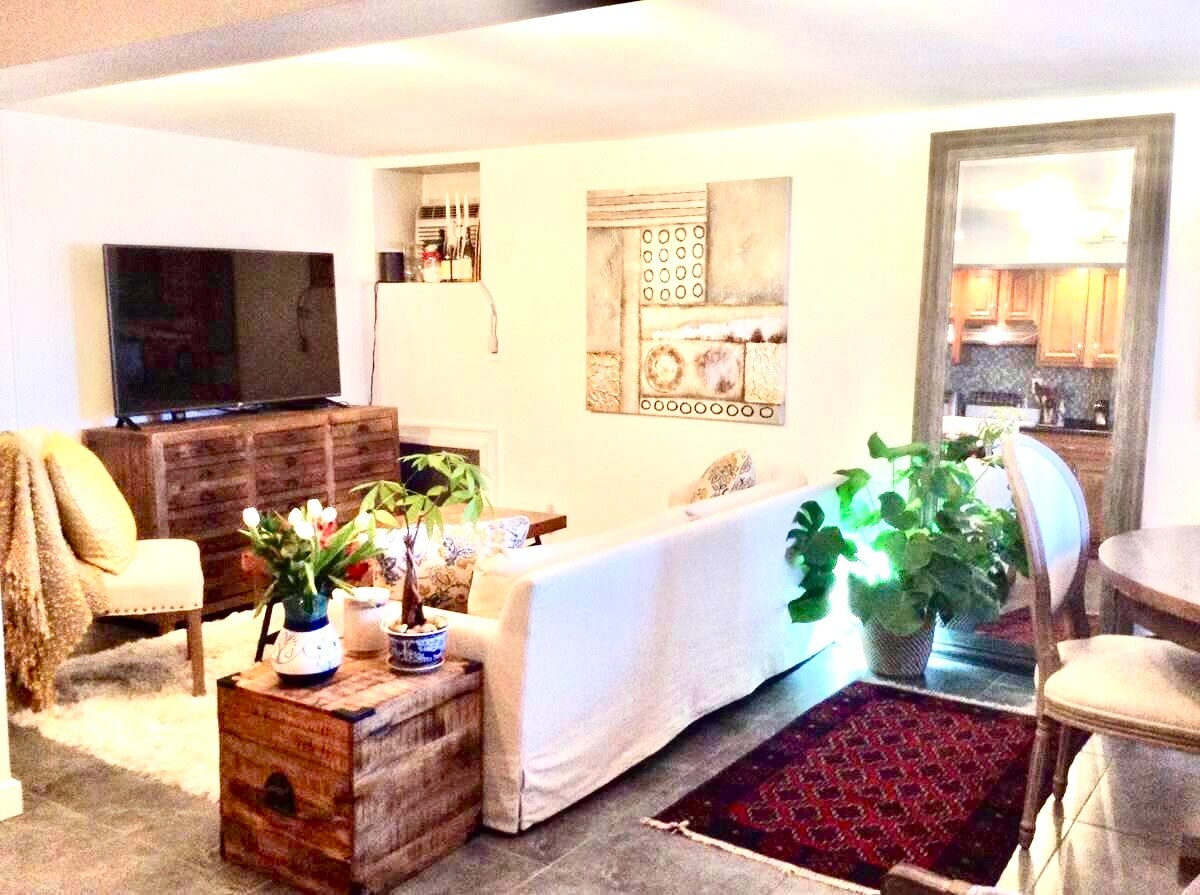 Living Space w/ Views of NYC Skyline - 957 Boulevard E