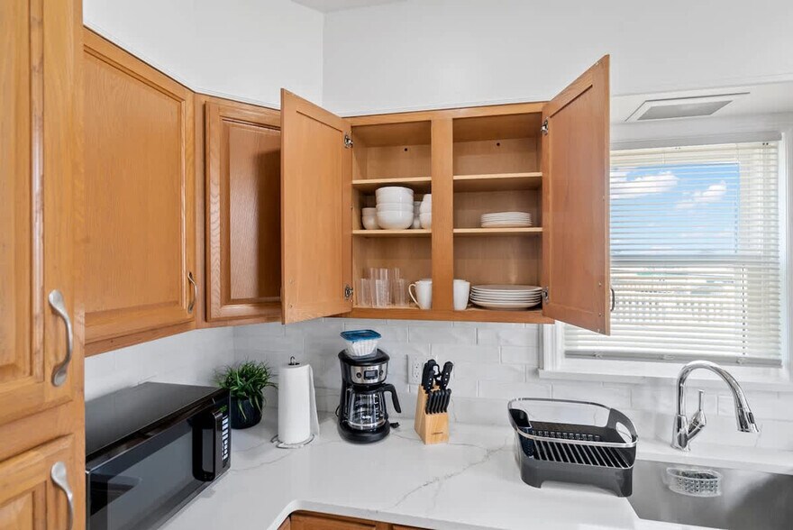 Building Photo - 1622 Union Turnpike