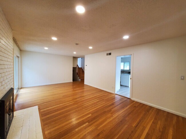 Building Photo - Mont Marin 4x3 home with bedroom suites on...