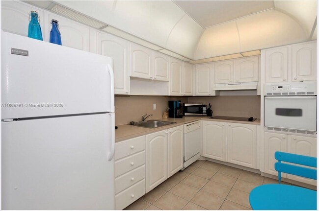 Building Photo - 3901 S Ocean Dr