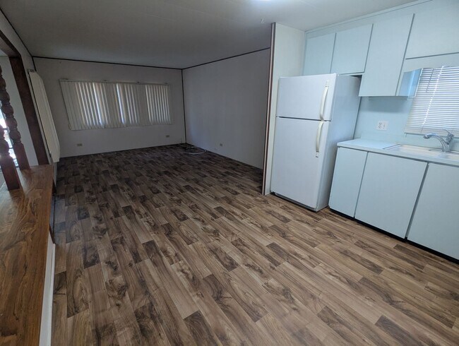 Building Photo - 420 S Lake Ave