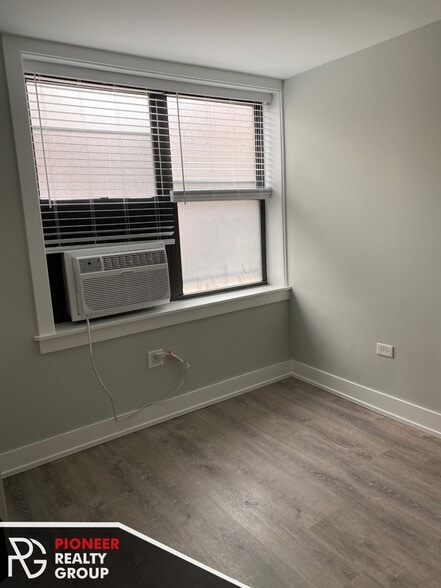 Building Photo - 711 W Brompton Ave