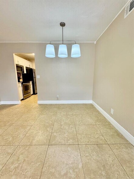 Building Photo - 10008 Twin Lakes Dr