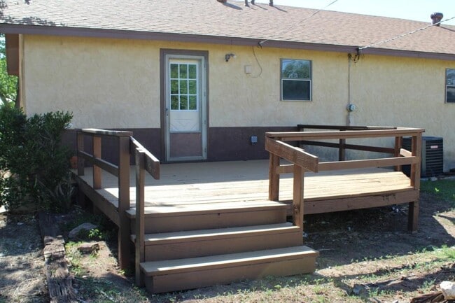 Building Photo - 610 N El Paso Ave