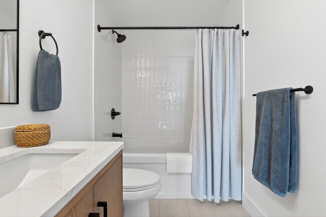 Building Photo - 10 SW South River Dr