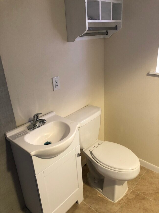 Building Photo - 1301 E Lyon St