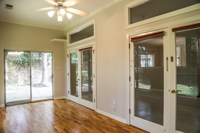 Building Photo - LINCOLN HEIGHTS 3-BEDROOM