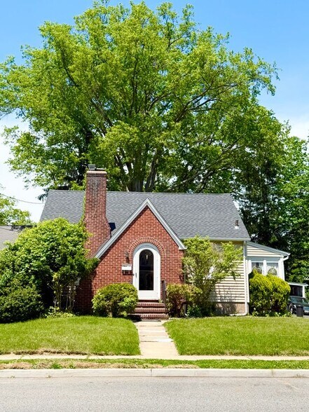 Building Photo - 301 Hickory Ave