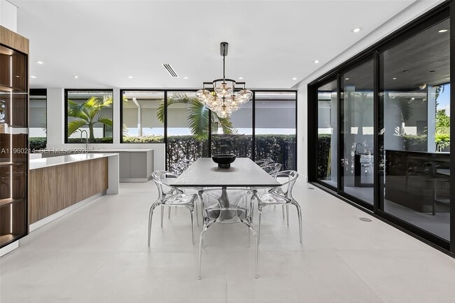 Building Photo - 620 Solar Isle Dr