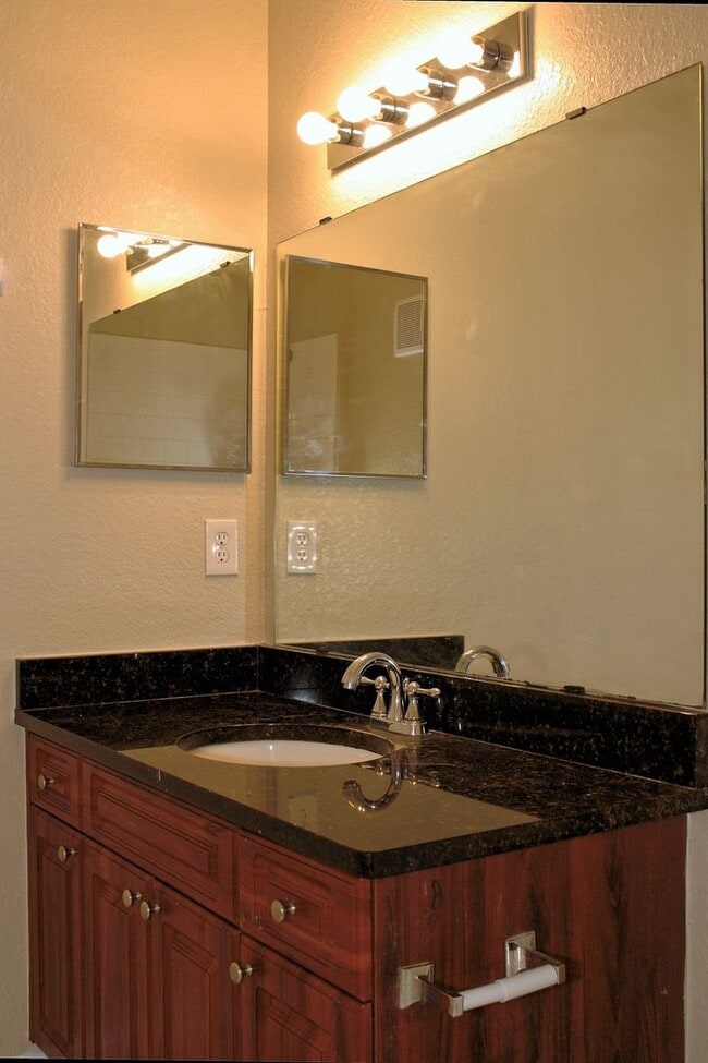 Building Photo - Spacious 2 bed 2 bath condo, split floorpl...