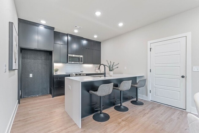 Building Photo - 491 S Happy Hollow Rd