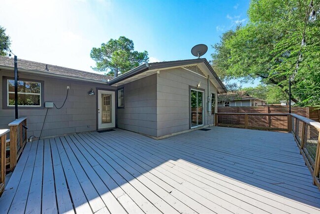 Building Photo - 2508 East Side Dr