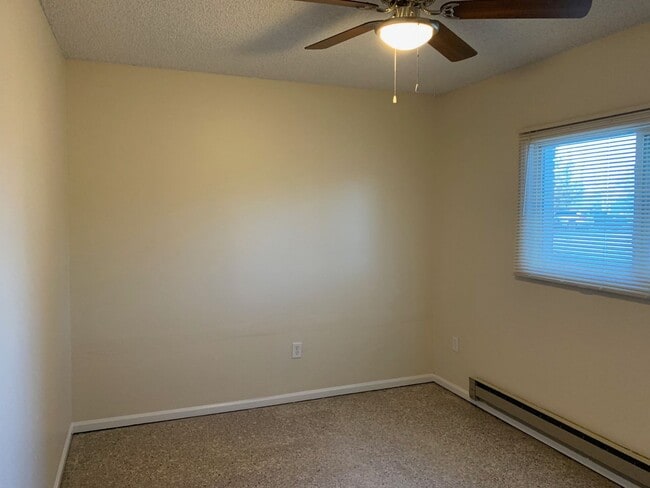 Building Photo - Beautiful 2 Bedroom 1 Bath Apartment Close...
