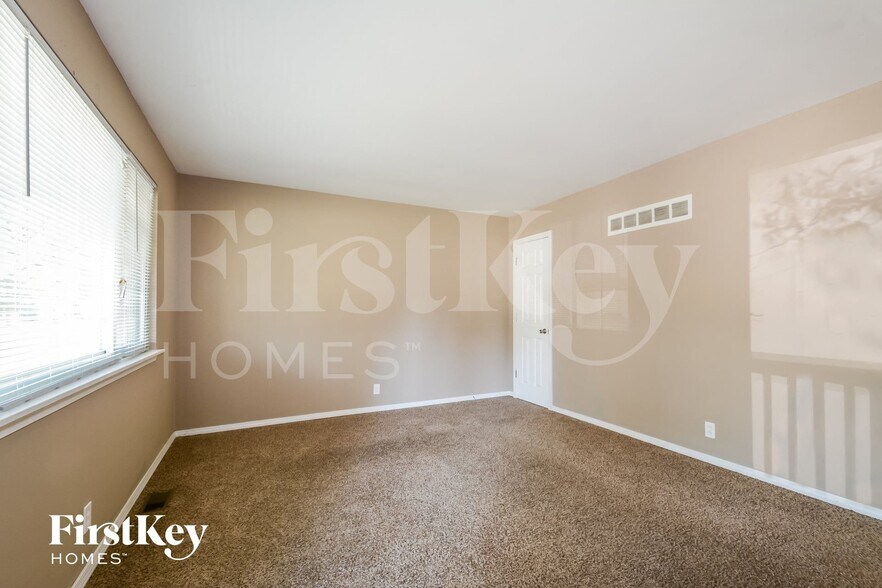 Building Photo - 385 Humes Ln