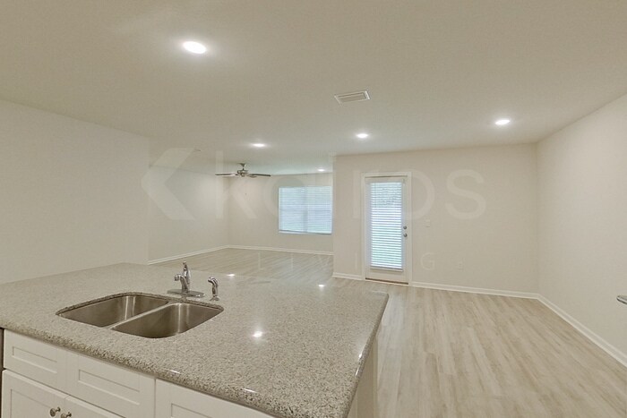 Building Photo - 385 Monarch Ln