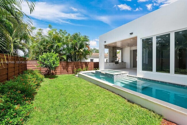 Building Photo - 1615 NE 3rd Ct