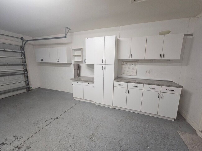 Building Photo - 3/2/2 Annual Rental Available!!