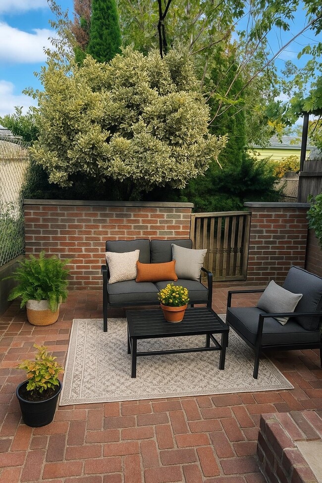 Building Photo - 210 Hamilton St