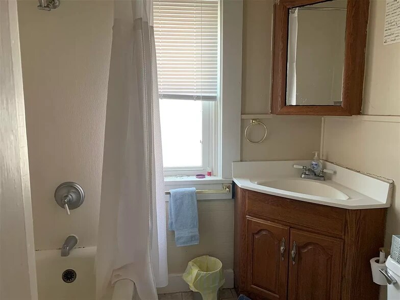 Building Photo - 610 Fenelon Pl