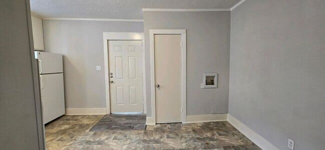 Building Photo - Available Now! Charming 1-Bedroom, 1-Bath ...