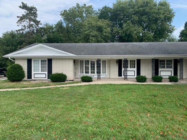 Primary Photo - 714 N Bridge St