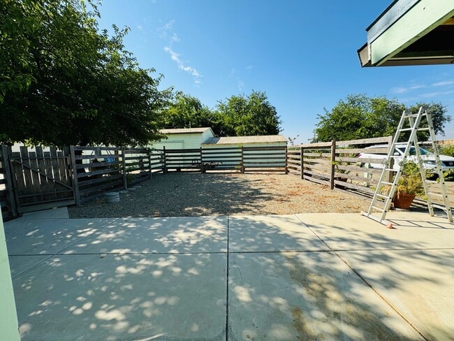 Building Photo - Coming Soon! Cute Two Bed, Two Bath Countr...