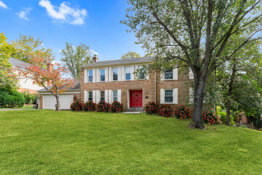 Picturesque 5 BR, 4.5 BA colonial 3 minutes from everything! - 9 Snug Hill Ct
