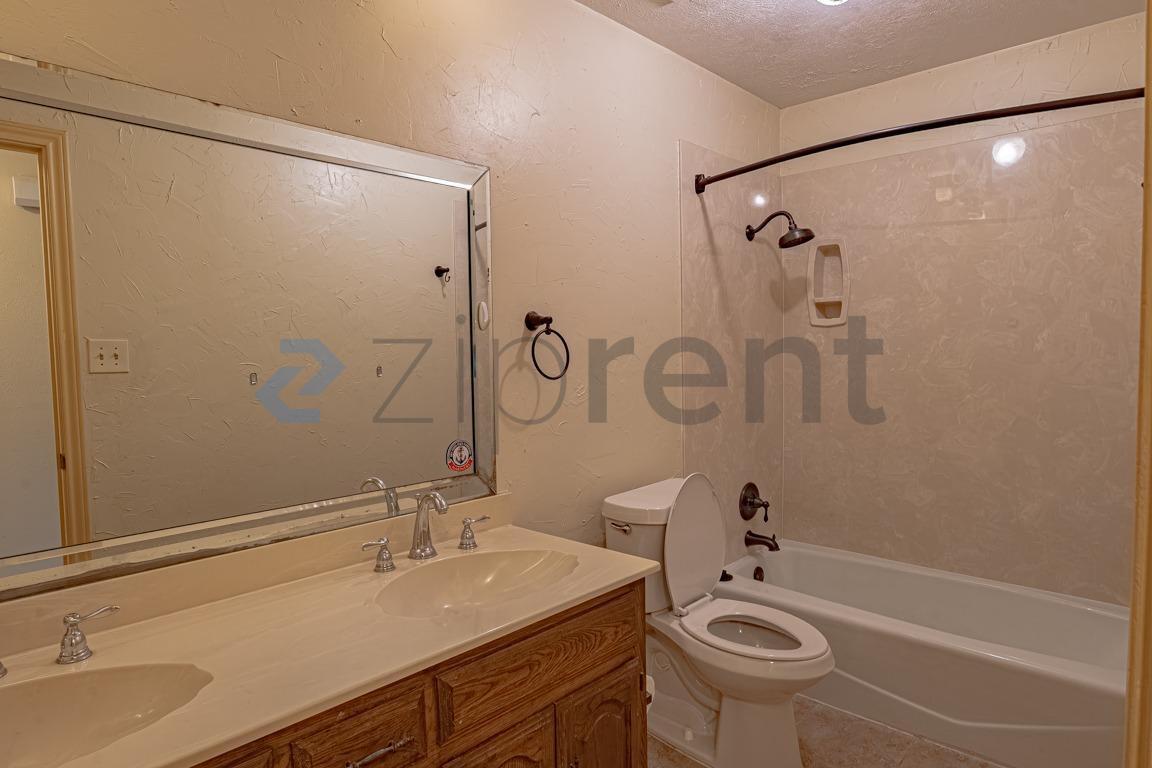 Building Photo - 10 Cypress Ct