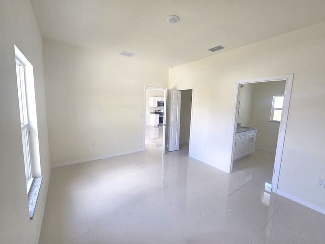 Building Photo - Must SEE- 3/2/1 single family home- South Lehigh Acres