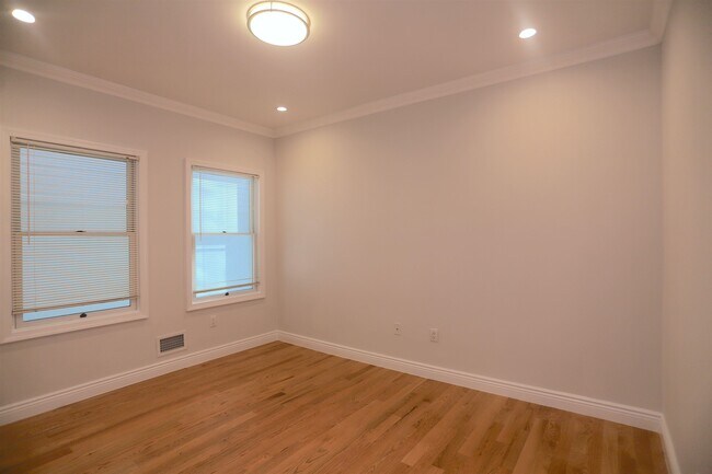 Building Photo - 106 Poplar St