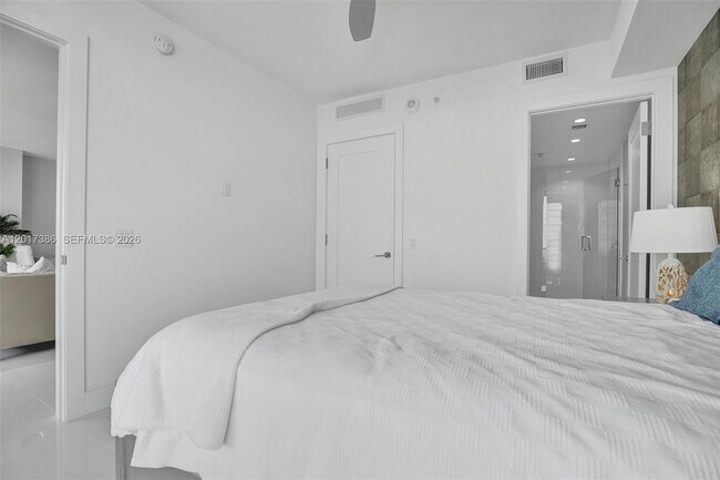 Building Photo - 100 E Las Olas Blvd