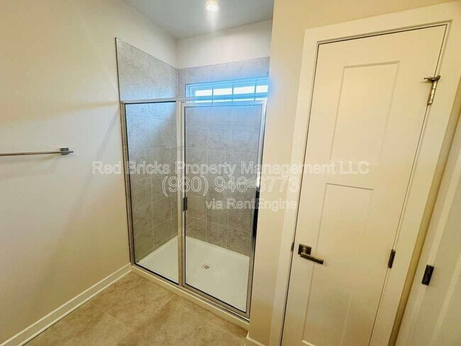 Building Photo - 9902 Oaklawn Blvd NW